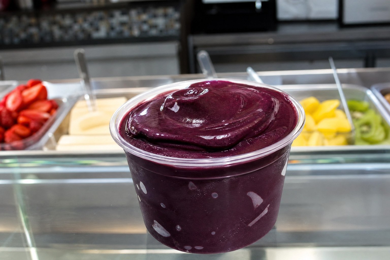 Tigela de açaí batido cremoso pronto para venda em sorveteria